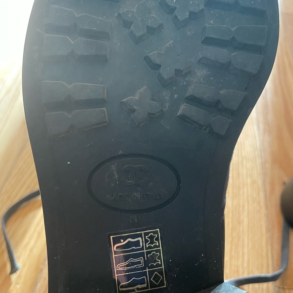 Chanel quilted shearling ankle boots - SOLD - Picture 2 of 4